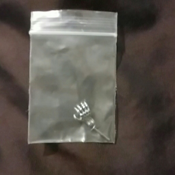 Skull hand lip ring - Picture 3 of 3